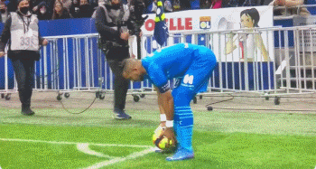 灾难发挥！弗拉门戈门将罗西底线救球险丢球+扑救脱手致丢球（梦游表现！弗拉门戈门将罗西底线回救险送礼+扑救脱手酿失球）