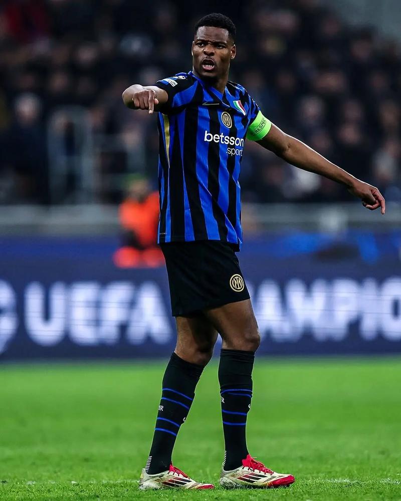 前锋关键时刻破门，球队士气高涨