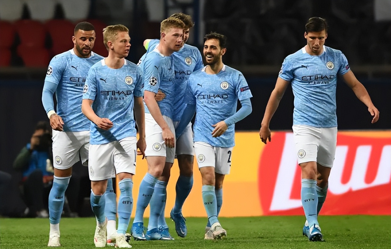 理性追星，新鹏城vs成都赛后有球迷跳下看台与韦世豪合影（理性追星！新鹏城战成都后有球迷翻越看台与韦世豪合影）