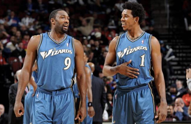 咪咕前方！@胡金秋21 手持冠军鼎登场，@浙江广厦篮球俱乐部 新赛季出征仪式（直击@浙江广厦篮球俱乐部新赛季出征仪式：@胡金秋21 手捧冠军鼎亮相）