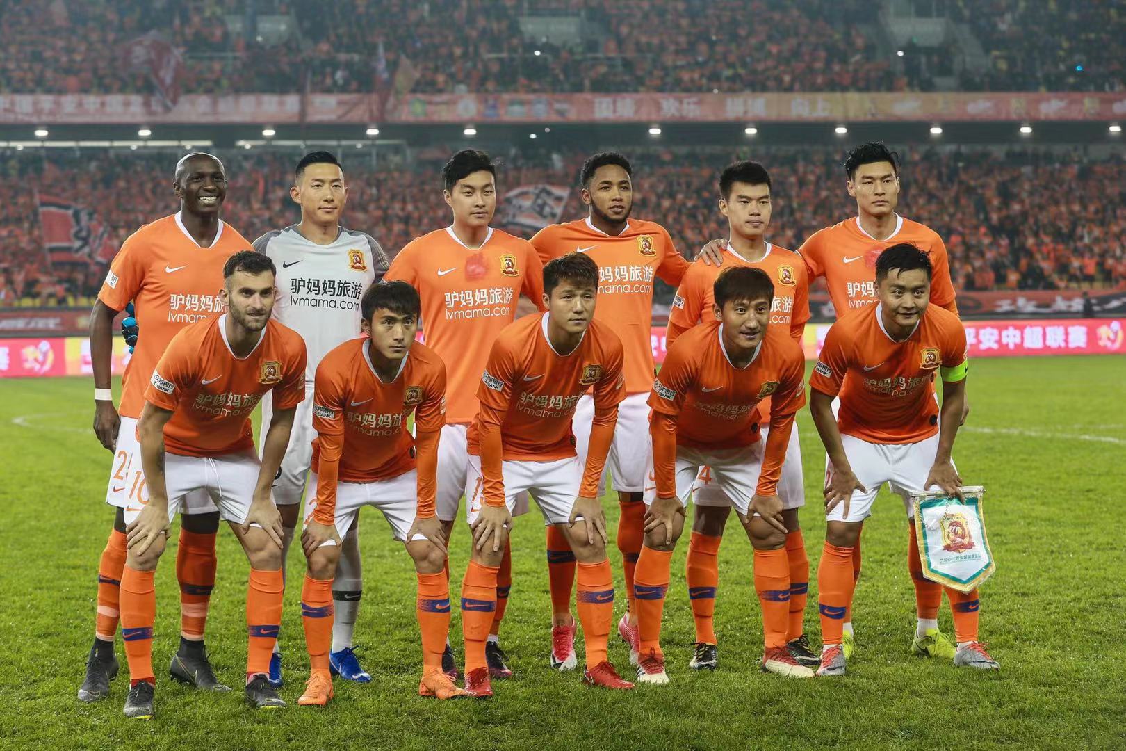 球星突破防线制造绝佳机会（球星强突撕裂防线创造黄金机会）