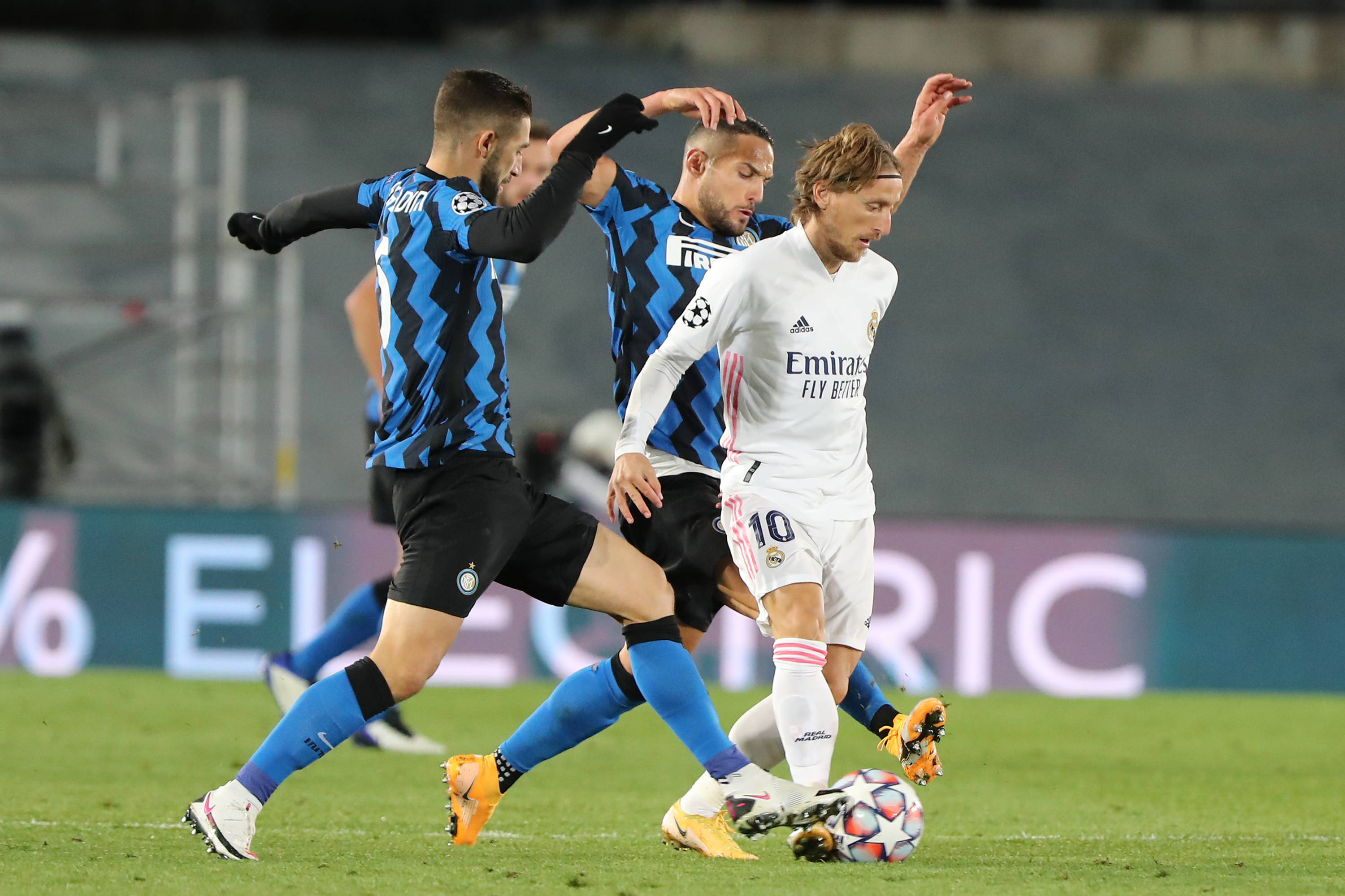 亚冠激战：柔佛VS上海海港，收官之战谁能笑傲？（亚冠末轮决战：柔佛PK上海海港，谁将笑到最后？）