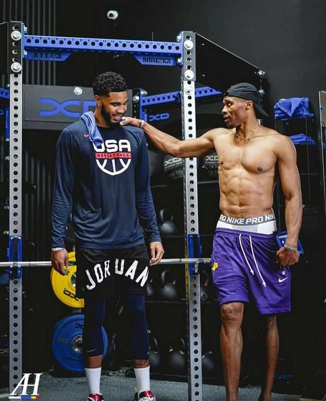 莱奥：我正在学习踢中锋，球队在场内场外都在帮助我（莱奥：正适应中锋角色，全队在场上场下给予支持）