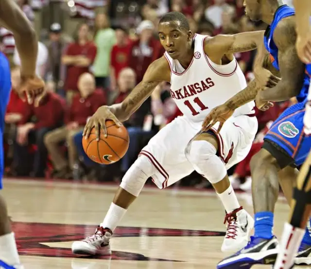 欧文连续突破得分，状态火热（欧文连续冲击篮筐得手，手感滚烫）