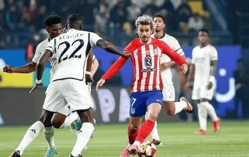 内维尔：卢克·肖防守时必须更强硬，他让后防的队友陷入两难（内维尔点名卢克·肖：防守强度需提升，别再让后防队友为难）