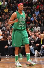 76人双星组合渐入佳境（76人双核默契渐成）