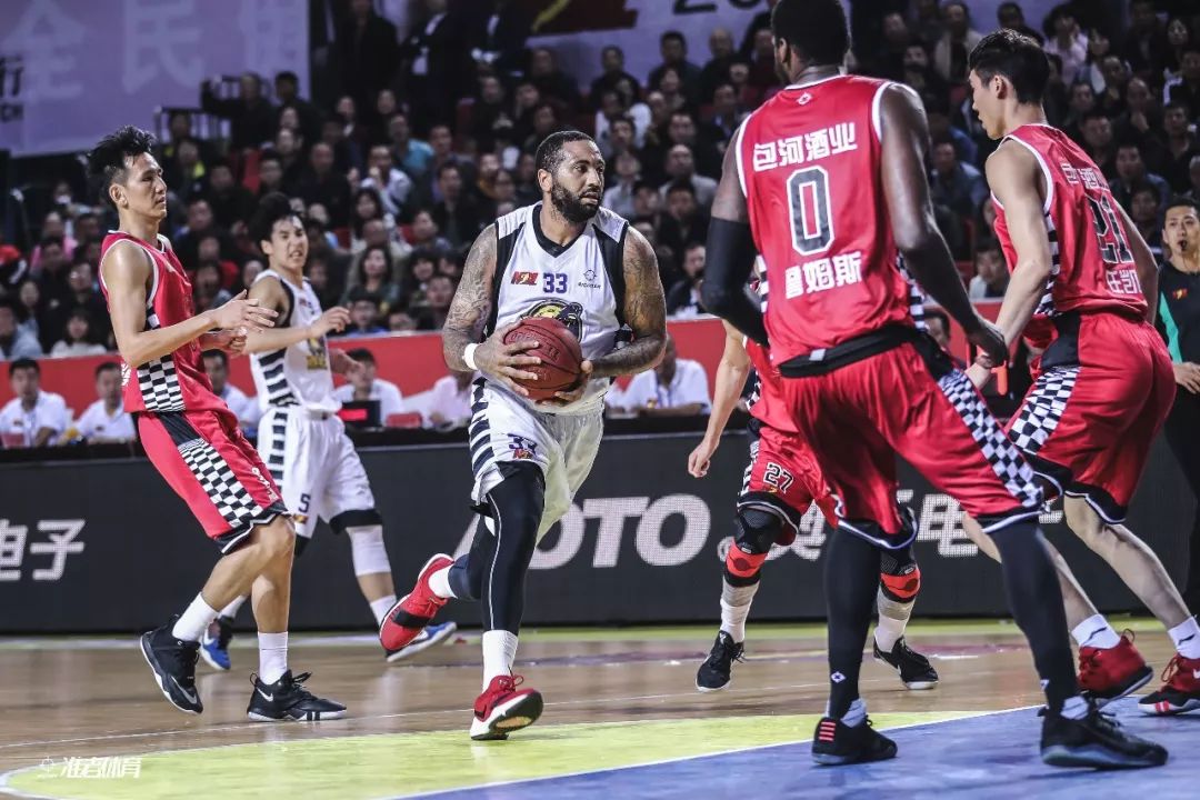 半场战报：圣保利1-0海登海姆，卡尔斯破门（半场比分：圣保利暂1比0领先海登海姆，卡尔斯建功）